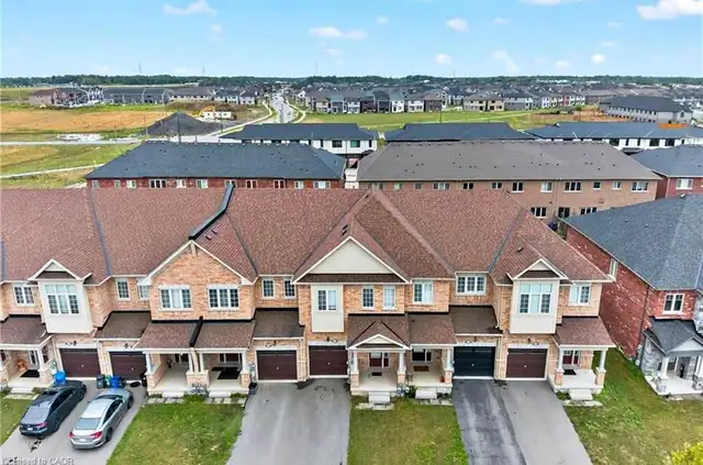 57 Sparkle Dr, Thorold - 3 Bedroom Townhouse