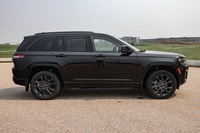 This Jeep Grand Cherokee has a dependable Intercooled Turbo Regular Unleaded I-4 2.0 L/122 engine po... (image 3)