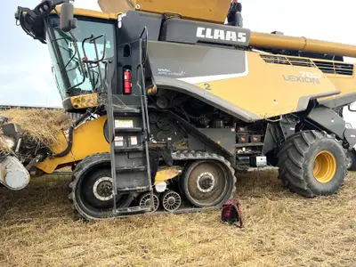 1375sephrs, Front Tracks, Mitas 750/65R26 Rear Tires, Auger For 45' Header, Fine Cut Chopper, Twin P...