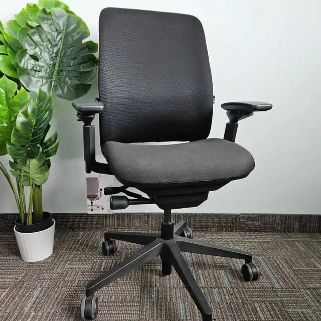 Steelcase Amia ergonomic office chair Free delivery in Chairs & Recliners in City of Toronto - Image 2