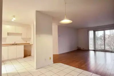 4 1/2 dans un immeuble paisible Piscine extérieure Ascenseur Intercom Logement adapté pour personne...