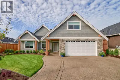 Opportunity to enjoy one of the best mountain views in Oceanside. With Mount Arrowsmith front row an...