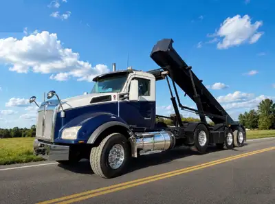 FOR SALE: 2018 KENWORTH T800 TRI-AXLE ROLL OFF TRUCK, PACCAR 510HP, 18 SPEED MANUAL TRANSMISSION, 4....