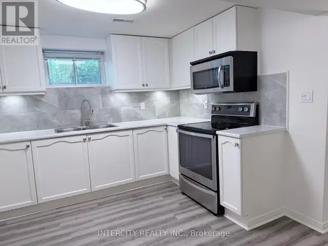 36 STRATHBURN BOULEVARD Toronto (Humberlea-Pelmo Park), Ontario in Long Term Rentals in City of Toronto - Image 9