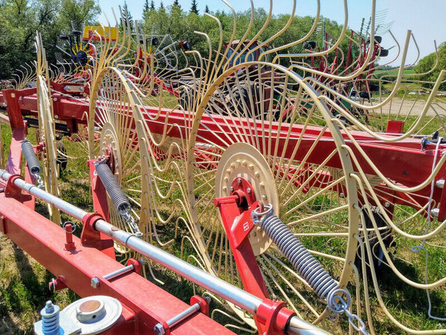 Farm King 12 Wheel V-Rake (RE12FK) in Farming Equipment in St. Albert - Image 3