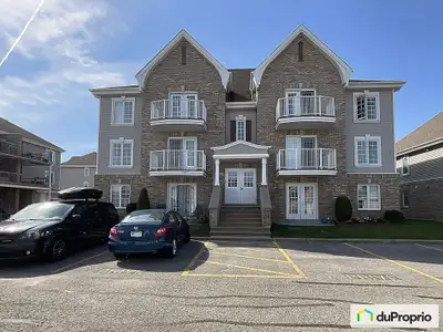 Beau condo 4 ½ lumineux situé au 1er étage avec deux stationnements extérieurs privés. Concept à air...