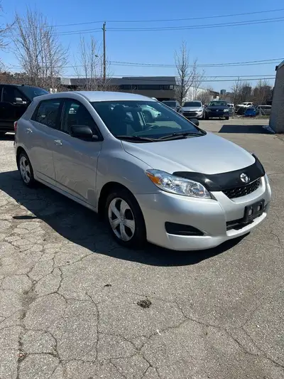 VERY CLEAN LOW KM TOYOTA MATRIX HATCHBACK AUTO TRANSMISSION COLD AC BLUE TOOTH POWER WINDOWS AND LOC...