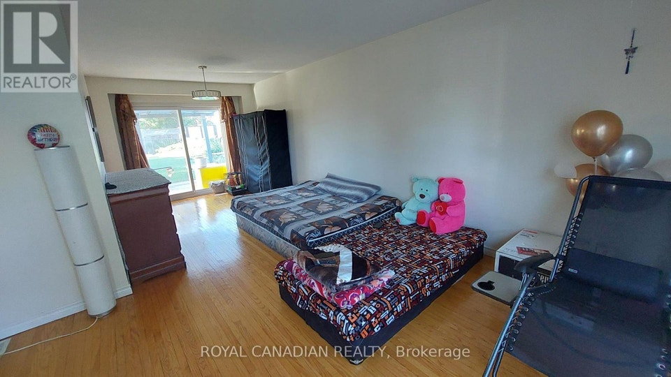 3677 WOODRUFF CRESCENT Mississauga (Malton), Ontario 2