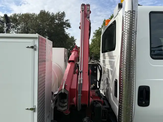 2008 International DuraStar 4300 with Amco Veba Crane and 8 Foot in Heavy Trucks in Regina - Image 45