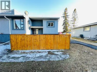 Welcome to this 3 bedroom townhouse condo located in the established community of Glencairn Village....