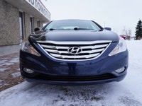 NO ADMINISTRATION FEES!! Private consignment vehicle!! LOW KMS and with a GREAT CLEAN and LOADED INT... (image 5)