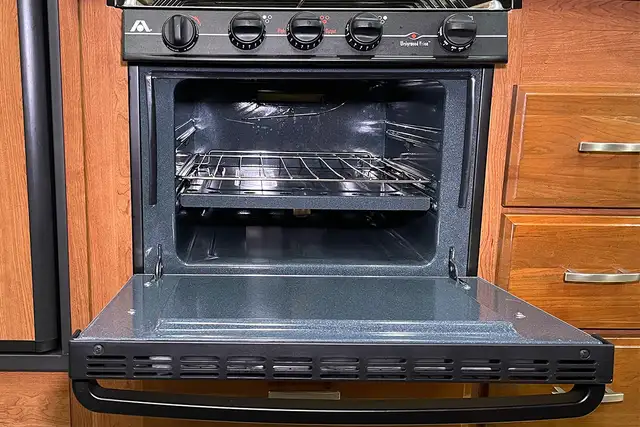 2018 Holiday Rambler Admiral 30U – Pre-Owned Class A Motorhome.  in RVs & Motorhomes in Red Deer - Image 29