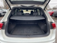 Sunroof, Leather Seats, Navigation, Premium Audio, Power Liftgate! The ride quality and suspension o... (image 8)