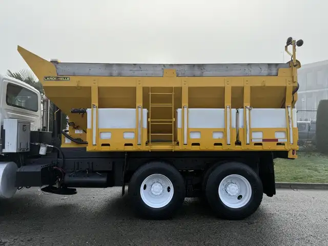 2016 International WorkStar 7400 14 Foot Dump Truck with 11 Foot in Heavy Trucks in Edmonton - Image 12