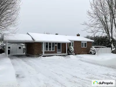 Belle maison 4 côtés en brique au goût du jour sur grand terrain de 9176 pieds carrés! Le terrain es...