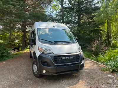 Vente rapide Van 2025 NEUVE aménagée 2026 4 saisons sans propane 2 passagers Année de conversion: 20...