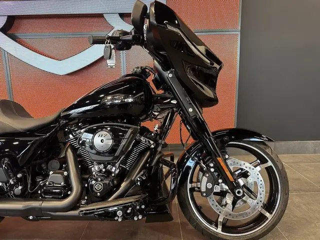 2025 Harley-Davidson Street Glide in Street, Cruisers & Choppers in Grande Prairie - Image 4