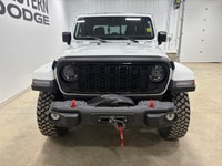 This 2024 Jeep Gladiator combines rugged truck capability with the open-air freedom Jeep is known fo... (image 1)