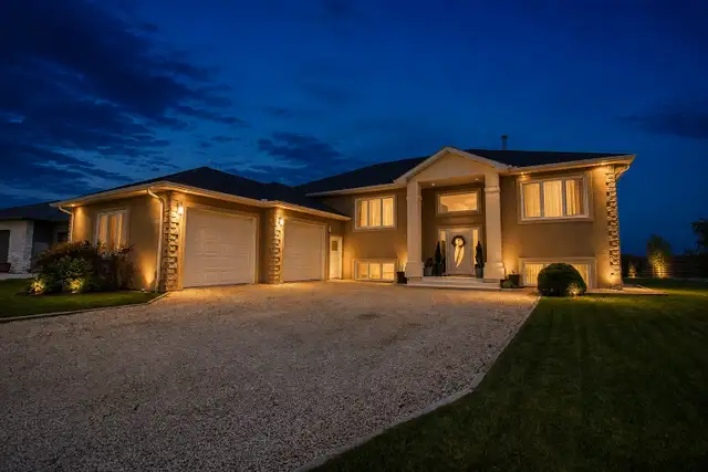 STUNNING, 6 bdrm, 3.5 bath Home in Steinbach w/ Guest Suite!