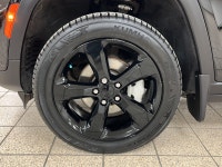 Rooted in decades of go-anywhere credibility, the 2023 Jeep Grand Cherokee Limited carries the brand... (image 8)