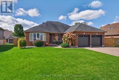 WELCOME TO 45 PARKVIEW DRIVE - EASY ONE-FLOOR LIVING IN DORCHESTER! Looking for the perfect bungalow...