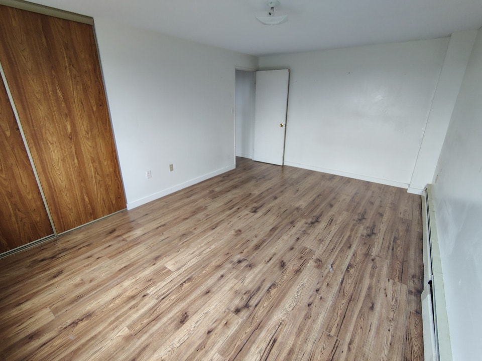 Bonik Tower- Large 1 bedroom Unit- New Sudbury off Lasalle! 5