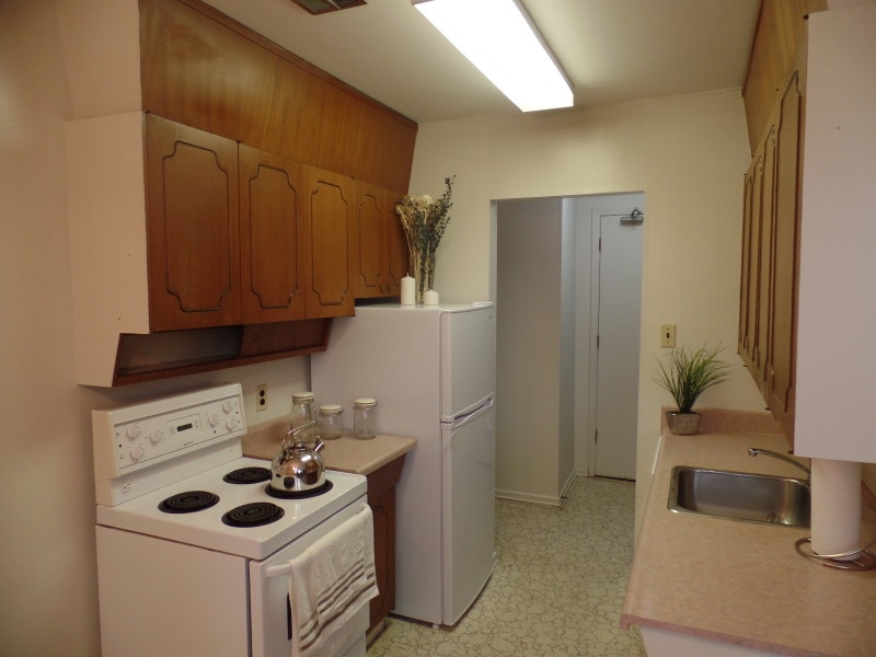 2 Bedroom Apt, 1740 Taylor August 1 (x1 free pkg stall) Long Term