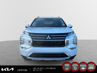 2025 Mitsubishi Outlander LE Experience the Mitsubishi Outlander LE with only 33 km on the odometer.... (image 1)