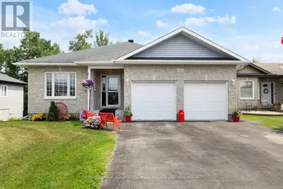 This move-in ready Comworth model bungalow built by Parkview Homes is perfectly suited for families,...