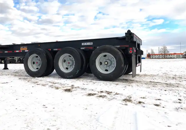 2006 Hyundai Container Chassis / 20 ft container pins in Heavy Equipment in Laval / North Shore - Image 3