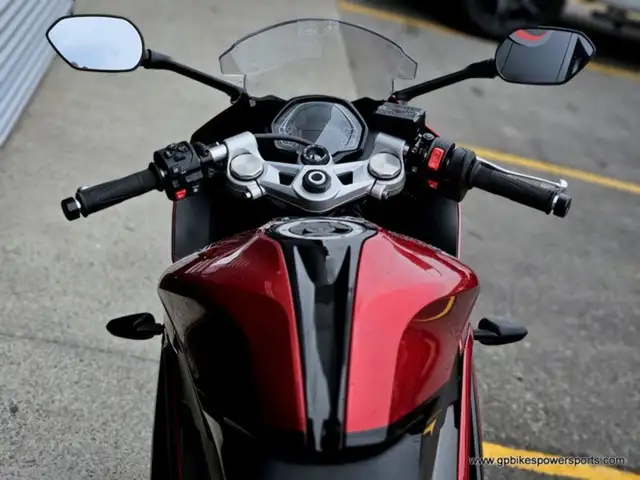 Triumph Daytona 660 Carnival RedSapphire Black in Sport Bikes in Oshawa / Durham Region - Image 8