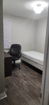 BEAUTIFUL Newly Reno'd Room Across from Mohawk Col. Avail now