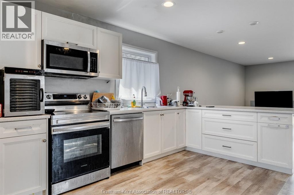 215 Manning DRIVE Chatham, Ontario 4