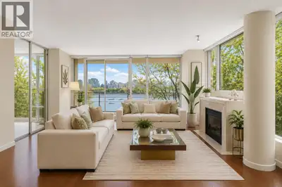 BEST VALUE LUXURY 3 BD + DEN WATERFRONT RESIDENCE IN YALETOWN! Welcome to The Villas at Coopers Land...
