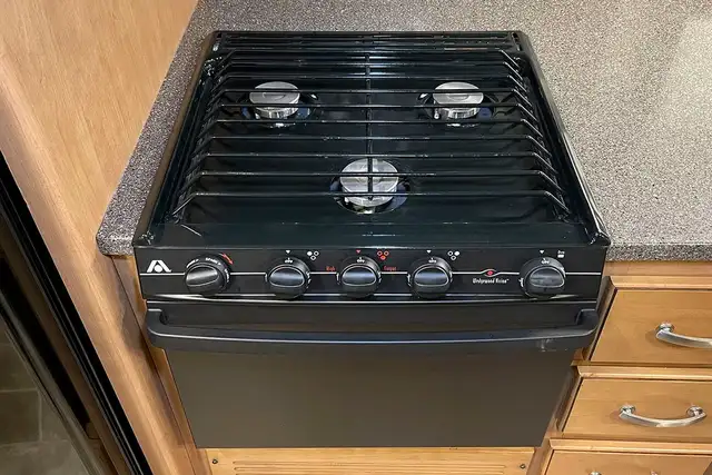 2015 Thor Chateau 33SW - Pre-Owned Super C Motorhome.  in RVs & Motorhomes in Red Deer - Image 30