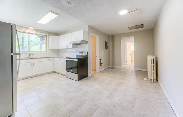 62 DORSET ST - 5 BEDROOM STUDENT UNIT AVAILABLE in Long Term Rentals in Kitchener / Waterloo - Image 8