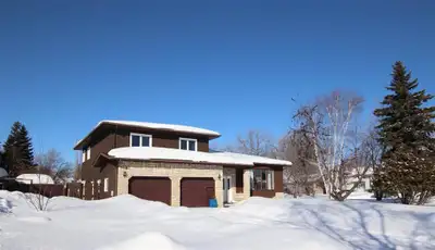 R43//The Pas/Spacious 5 Bdrm; Split Level Home in a Family Oriented Neighborhood! Main Floor hall, d...