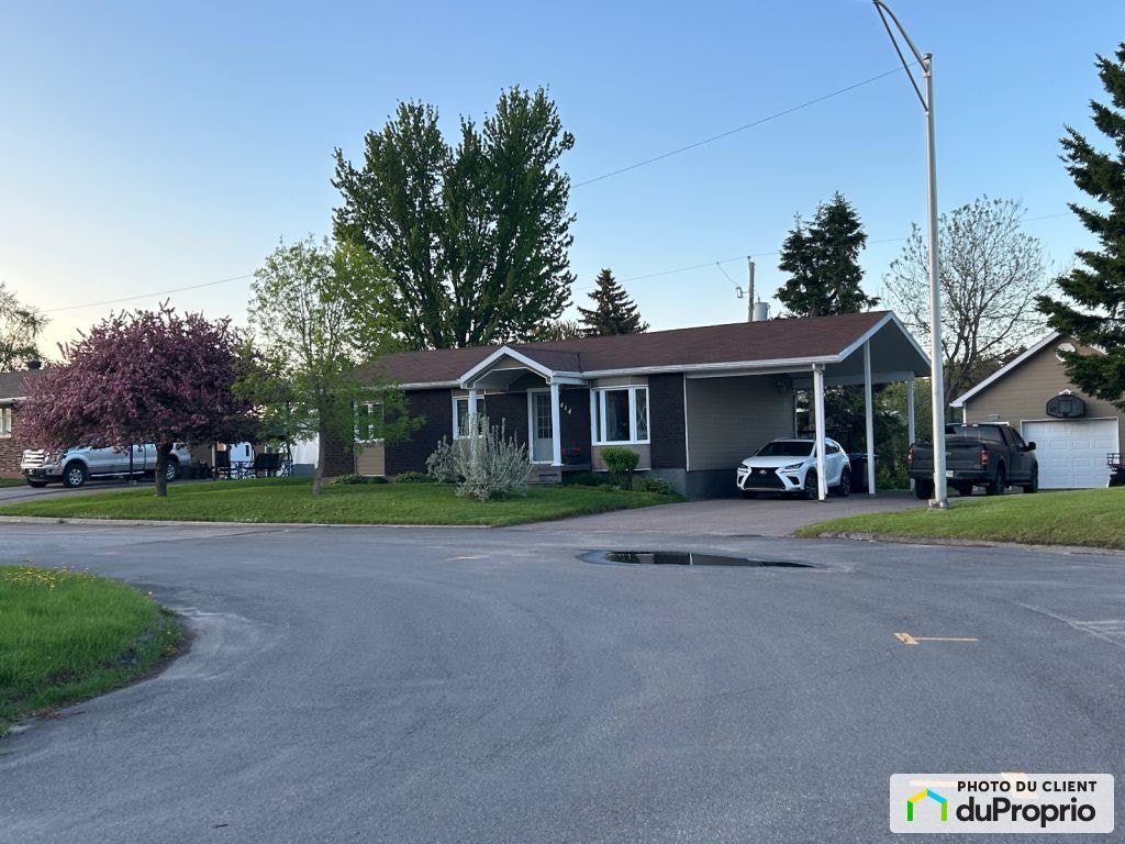 $345,000 - Bungalow for sale in Roberval — photo 1