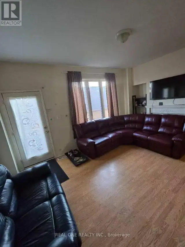 SECOND FLOOR ROOMS - 18 TROYER AVENUE Toronto (York University H in Long Term Rentals in City of Toronto - Image 4