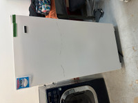 9189- Congélateur vertical Blanc Beaumark Upright Freezer