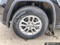 This Jeep Grand Cherokee delivers a Regular Unleaded V-6 3.6 L/220 engine powering this Automatic tr... (image 9)
