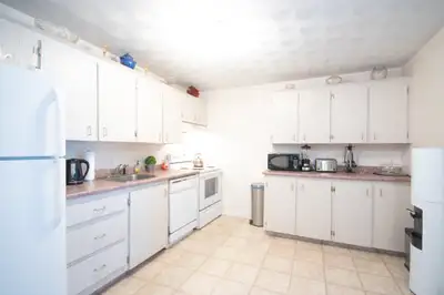 LAKEVIEW ESTATES - MUST SEE! AVAILABLE JULY 15TH!!