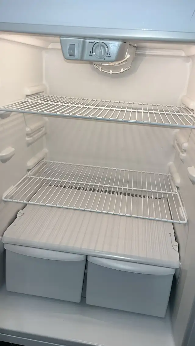 Frigidaire 28” Refrigerator Fully Tested  30-Day Warranty in Refrigerators in Kitchener / Waterloo - Image 4