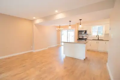**BEAUTIFUL** 3 BEDROOM SEMI-DETACHED HOUSE IN ST. CATHARINES!!