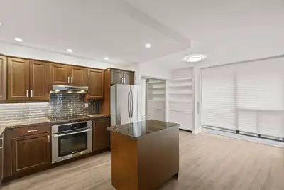33 Harbour Sq., 2208
