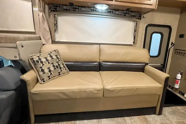 2015 Thor Chateau 33SW - Pre-Owned Super C Motorhome.  in RVs & Motorhomes in Red Deer - Image 23