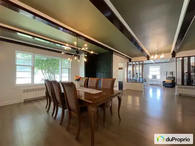 Découvrez ce spacieux havre de paix de 2284 pi², idéalement situé sur un terrain de coin de 11750 pi...