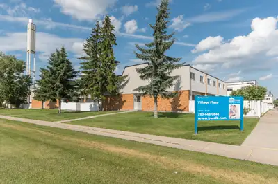 3 Bedroom Townhouse Premium - 13811 66 St. NW *Renovated Suite*