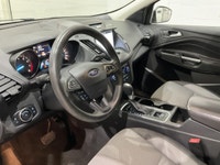 Le Ford Escape SE AWD 2017 offert chez AutoStudio 72 a une robe argent, un habitacle noir et 4 porte... (image 9)