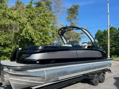 Bay Marine Sales 2022 Manitou 25 XT, 2023 Mercury 450R Arch, upgraded stereo, Ski bar, under water l...